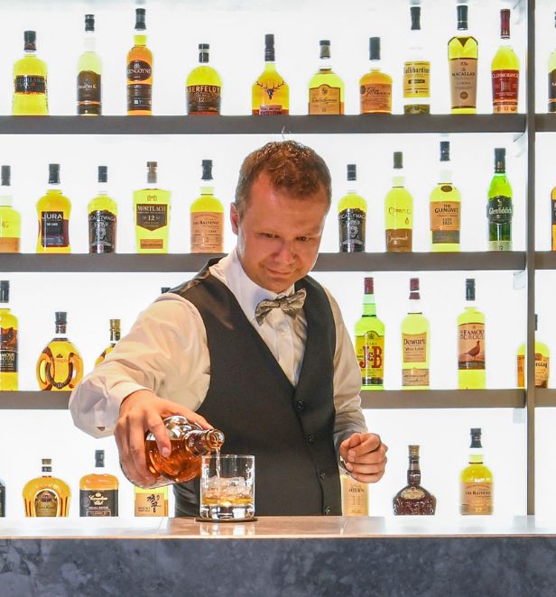 Scenic Eclipse II bar 